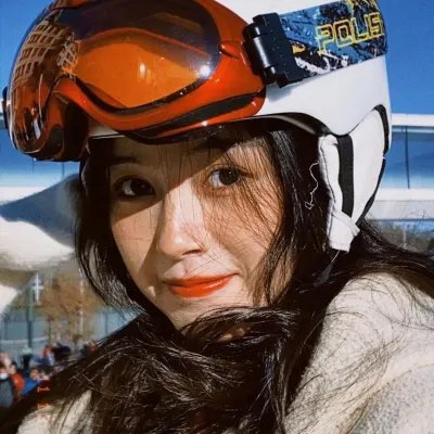 穿黄睡衣的女孩